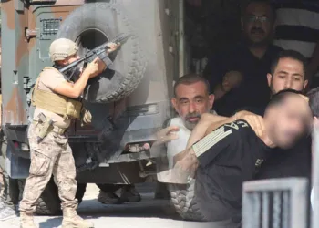Adana’da polise el bombasıyla karşılık veren firari yakalandı