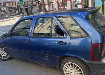 Bursa’da kontrolden çıkan motosiklet park halindeki araca çarptı: 2 yaralı