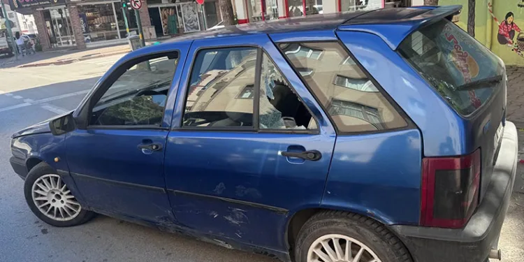 Bursa’da kontrolden çıkan motosiklet park halindeki araca çarptı: 2 yaralı