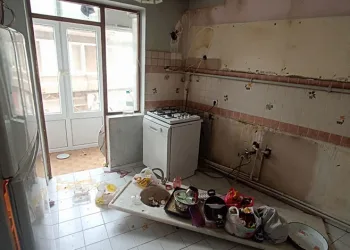 İnegöl’de kontrolden çıkan araç kaldırıma çıktı