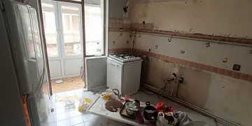 İnegöl’de kontrolden çıkan araç kaldırıma çıktı