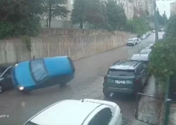 Bursa’da kontrolden çıkan otomobil park halindeki araca çarparak ters döndü
