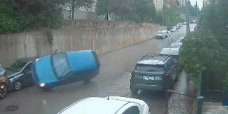 Bursa’da kontrolden çıkan otomobil park halindeki araca çarparak ters döndü