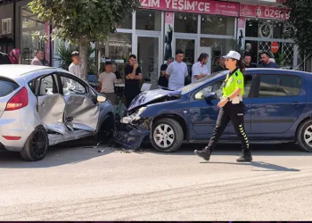 İnegöl’de iki otomobil kafa kafaya çarpıştı