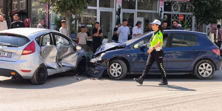İnegöl’de iki otomobil kafa kafaya çarpıştı
