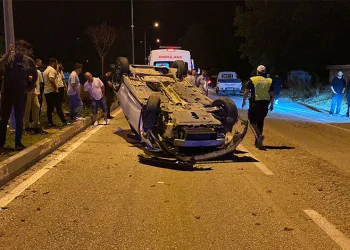 Kamyonetle çarpışan otomobil takla attı: 2 yaralı