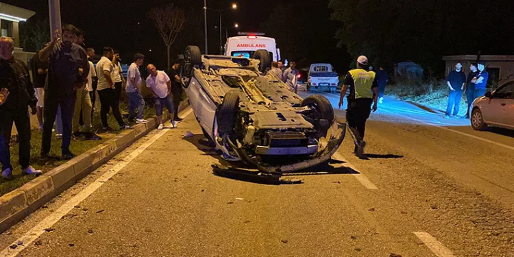 Kamyonetle çarpışan otomobil takla attı: 2 yaralı