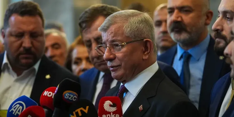 Davutoğlu şüpheli sıfatıyla adliyede