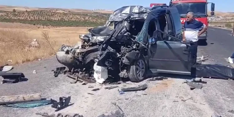 Şanlıurfa’da feci kaza: Hafif ticari araç kamyona çarptı, 4 kişi öldü