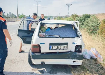 Çorum’da hafif ticari araç ile otomobil çarpıştı: 3 yaralı