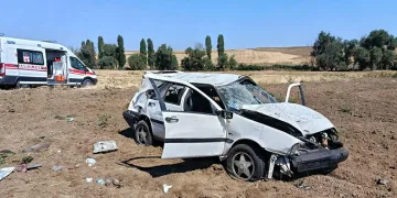 Takla atan otomobil hurdaya döndü: 2 yaralı