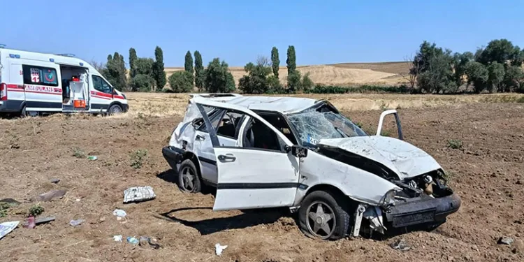 Takla atan otomobil hurdaya döndü: 2 yaralı