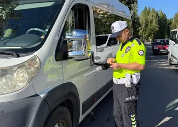 Çorum’da hafif ticari araç ile otomobil çarpıştı: 3 yaralı