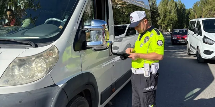 Çorum’da hafif ticari araç ile otomobil çarpıştı: 3 yaralı