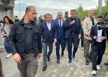 Özgür Özel Bursa’da: Mustafa Bozbey’i cezaevinde ziyaret etti