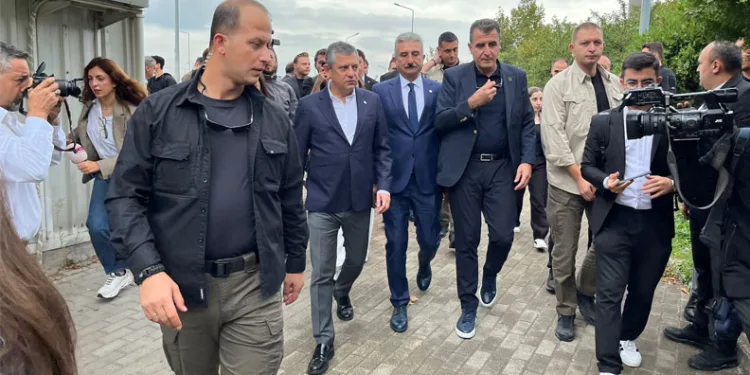 Özgür Özel Bursa’da: Mustafa Bozbey’i cezaevinde ziyaret etti