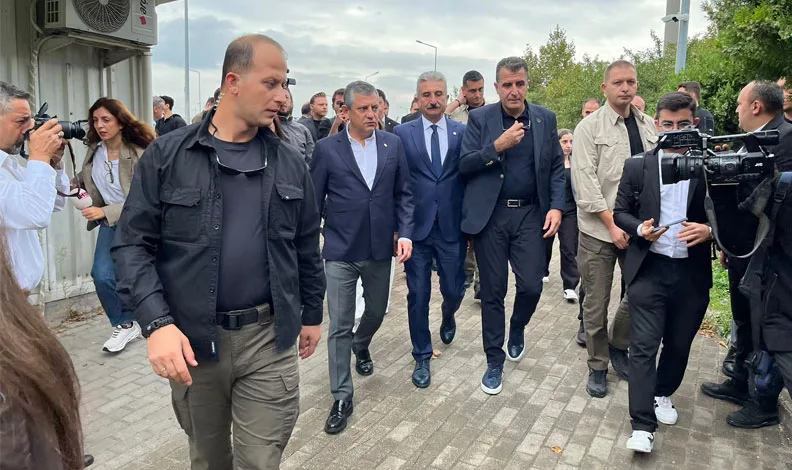 Özgür Özel Bursa’da: Mustafa Bozbey’i cezaevinde ziyaret etti