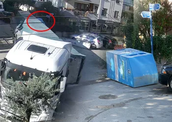 Bursa’da kontrolden çıkan motosiklet park halindeki araca çarptı: 2 yaralı