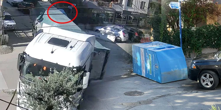 Bursa’da kontrolden çıkan motosiklet park halindeki araca çarptı: 2 yaralı