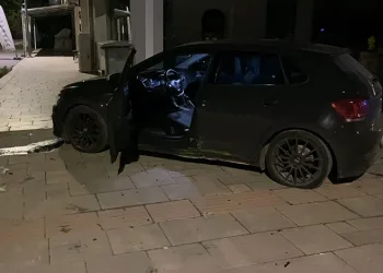 İnegöl’de kontrolden çıkan araç kaldırıma çıktı