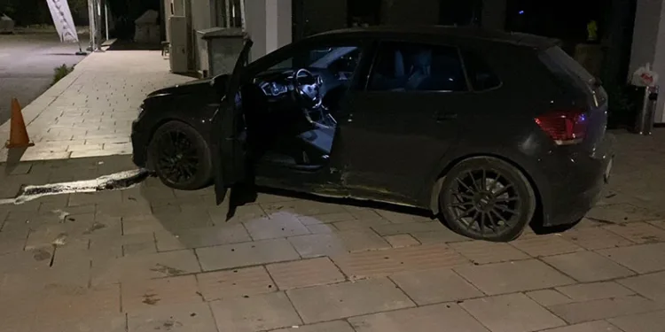 İnegöl’de kontrolden çıkan araç kaldırıma çıktı