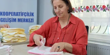 İnegöl’de iki otomobil kafa kafaya çarpıştı