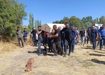 Takla atan otomobil hurdaya döndü: 2 yaralı