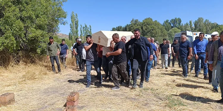 Takla atan otomobil hurdaya döndü: 2 yaralı