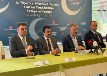 İnegöl’de kontrolden çıkan araç kaldırıma çıktı