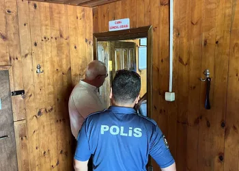 Takla atan otomobil hurdaya döndü: 2 yaralı