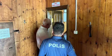 Takla atan otomobil hurdaya döndü: 2 yaralı