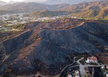 Takla atan otomobil hurdaya döndü: 2 yaralı