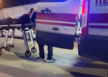 Bursa’da kontrolden çıkan motosiklet park halindeki araca çarptı: 2 yaralı