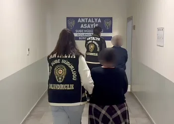 Takla atan otomobil hurdaya döndü: 2 yaralı