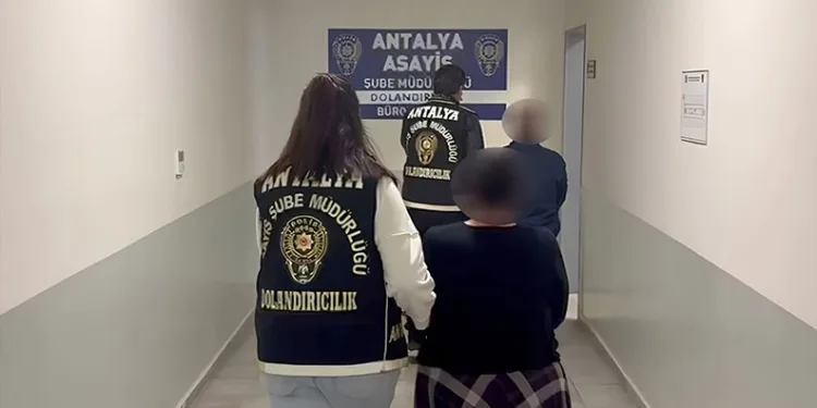 Takla atan otomobil hurdaya döndü: 2 yaralı