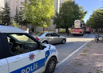 Balkonda çıkan yangın eve sıçramadan söndürüldü