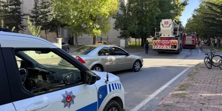 Balkonda çıkan yangın eve sıçramadan söndürüldü