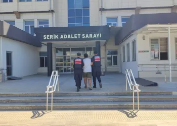 Balkonda çıkan yangın eve sıçramadan söndürüldü