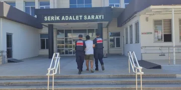 Balkonda çıkan yangın eve sıçramadan söndürüldü