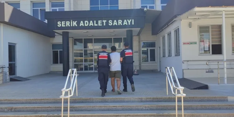 Balkonda çıkan yangın eve sıçramadan söndürüldü