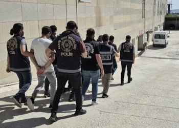 Balkonda çıkan yangın eve sıçramadan söndürüldü