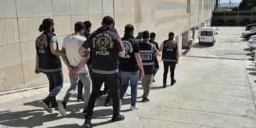 Balkonda çıkan yangın eve sıçramadan söndürüldü
