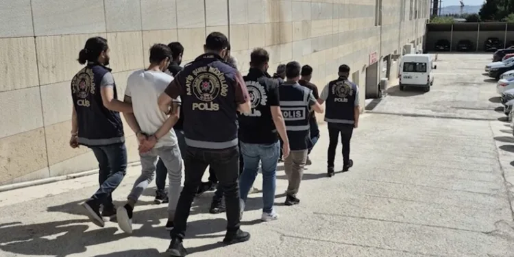 Balkonda çıkan yangın eve sıçramadan söndürüldü