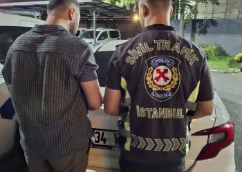 Balkonda çıkan yangın eve sıçramadan söndürüldü