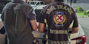 Balkonda çıkan yangın eve sıçramadan söndürüldü