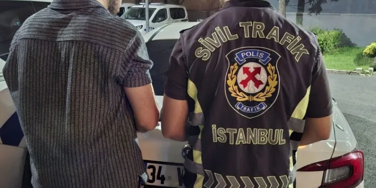 Balkonda çıkan yangın eve sıçramadan söndürüldü