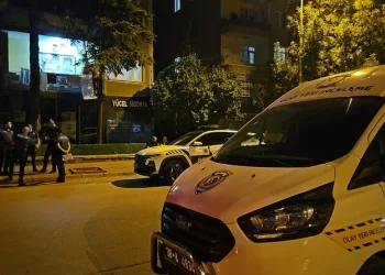 Balkonda çıkan yangın eve sıçramadan söndürüldü