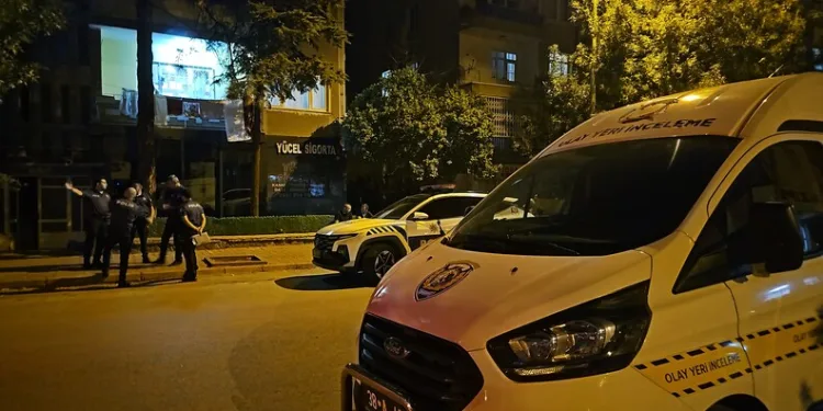 Balkonda çıkan yangın eve sıçramadan söndürüldü