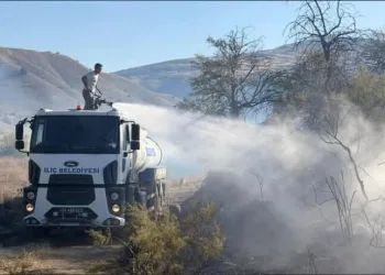 Balkonda çıkan yangın eve sıçramadan söndürüldü