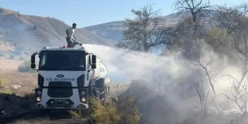 Balkonda çıkan yangın eve sıçramadan söndürüldü